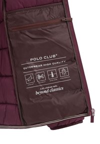 Lila jacka inuti med dragkedjeförsedd ficka med Polo Club-märke och ikoner för ultralätt, skräddarsydd passform, extra varm och vattenavvisande egenskaper.