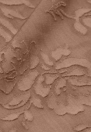 Textielstof in mauve met een textuur met bloemenpatroon. Het oppervlak heeft een combinatie van gladde en verhoogde elementen.