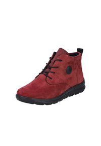 Bottines en daim rouge à lacets noirs, avec un détail de logo circulaire, un bout rond et une semelle flexible en caoutchouc noir.
