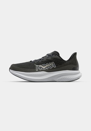 Schwarzer Laufschuh mit Mesh-Obermaterial, HOKA-Logo an der Seite und dicker weißer Zwischensohle. Verfügt über eine abgerundete Zehenpartie und ein strukturiertes Profil für besseren Halt.