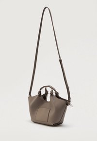 Μικρή ταπέλ δερμάτινη τσάντα κουβά με διπλές λαβές, μπροστινής τσέπης patch και μακρύ ρυθμιζόμενο λουράκι ώμου σε απλό φόντο.