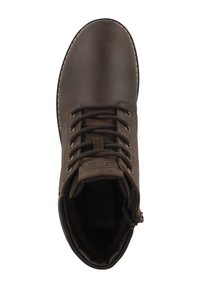 Bota de cuero marrón con punta redonda, costuras en contraste, parte delantera con cordones y un logo en la lengüeta. Textura suave con una suela robusta.