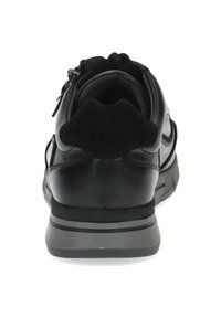 Baskets noires avec une tige en cuir lisse, des accents en suède texturé, un talon rembourré et une semelle en caoutchouc. Elles disposent d'une fermeture éclair pour un enfilage facile.