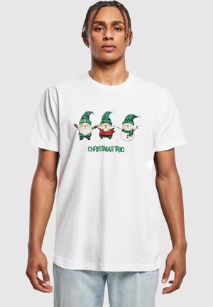 Hvid bomulds t-shirt med et print af tre nisser med grønne hatte og en snemænd med røde og grønne accenter. Tekst: "JULETRIO" i grønt.