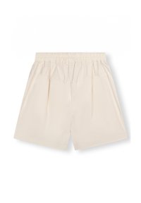 Pantaloni corti beige con una cintura elastica, caratterizzati da un design semplice, due pieghe frontali e una superficie liscia.