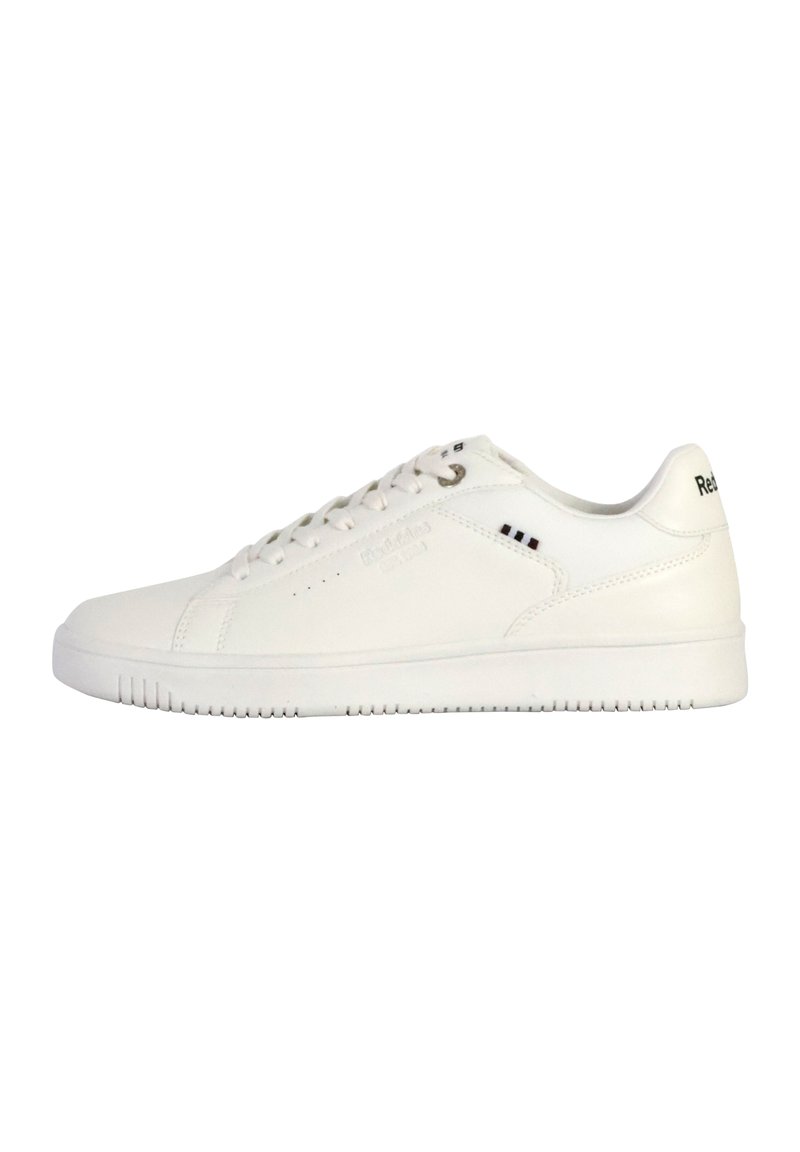 Baskets blanches en cuir avec une texture lisse. Elles présentent un design classique à tige basse, une fermeture à lacets et une semelle en caoutchouc.