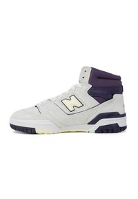 Hoge sneakers van witte suède en mesh, met een paarse accent, gekenmerkt door een opvallend 'N' logo en een gestructureerde rubberen zool.