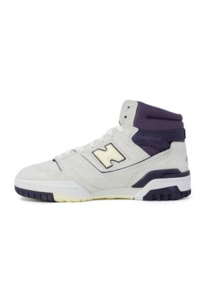 Sneaker high-top in suede bianco e rete, con un accento viola, caratterizzati da un evidente logo 'N' e una suola in gomma testurizzata.