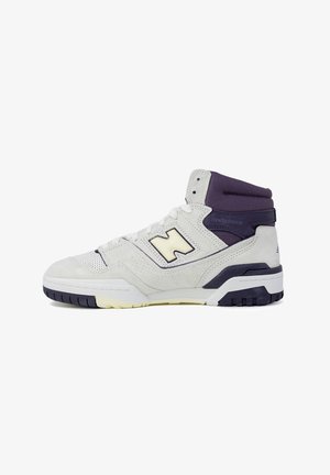 Hochschuh-Sneaker aus weißem Wildleder und Mesh, mit lila Akzenten, ausgestattet mit einem markanten 'N'-Logo und einer strukturierten Gummisohle.