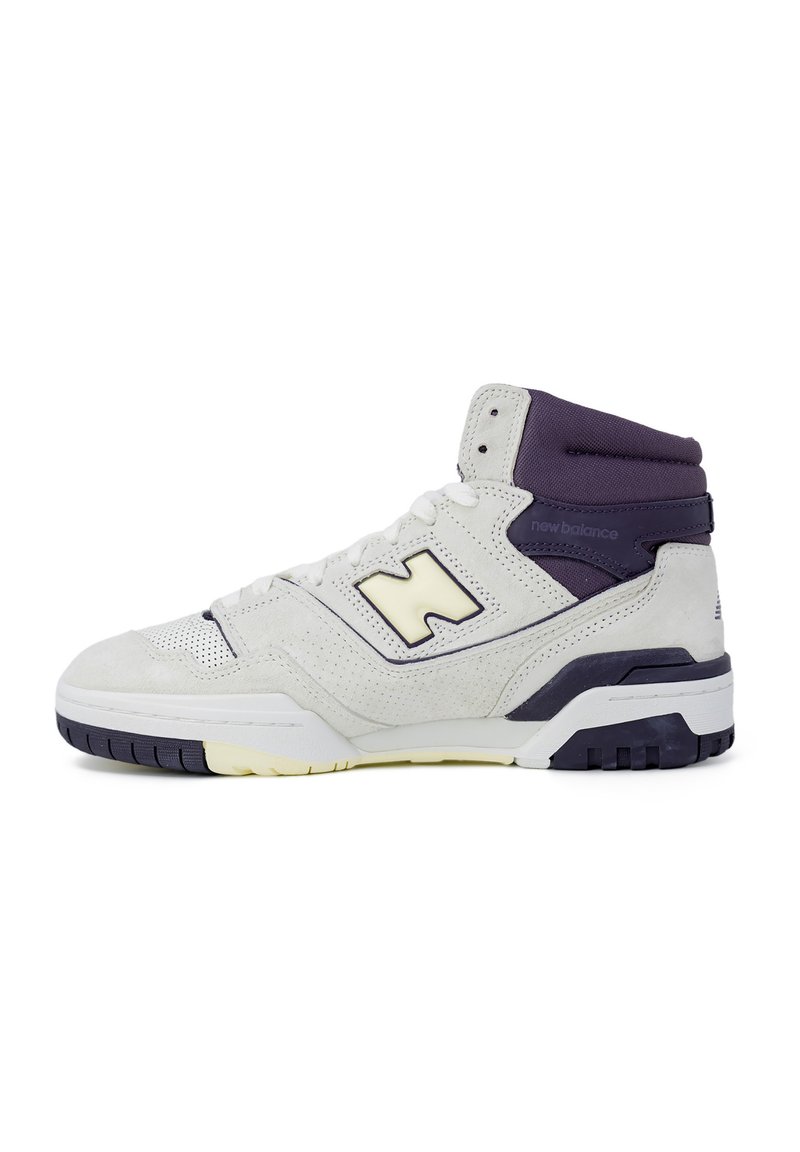 Hoge sneakers van witte suède en mesh, met een paarse accent, gekenmerkt door een opvallend 'N' logo en een gestructureerde rubberen zool.