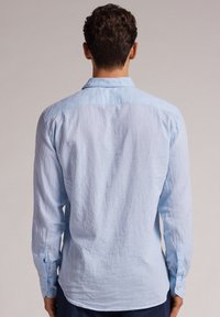 Lichtblauwe lange mouwen shirt met een ontspannen pasvorm, met een kraag, knoopmanchetten en een gestructureerde, licht gekreukte stof.