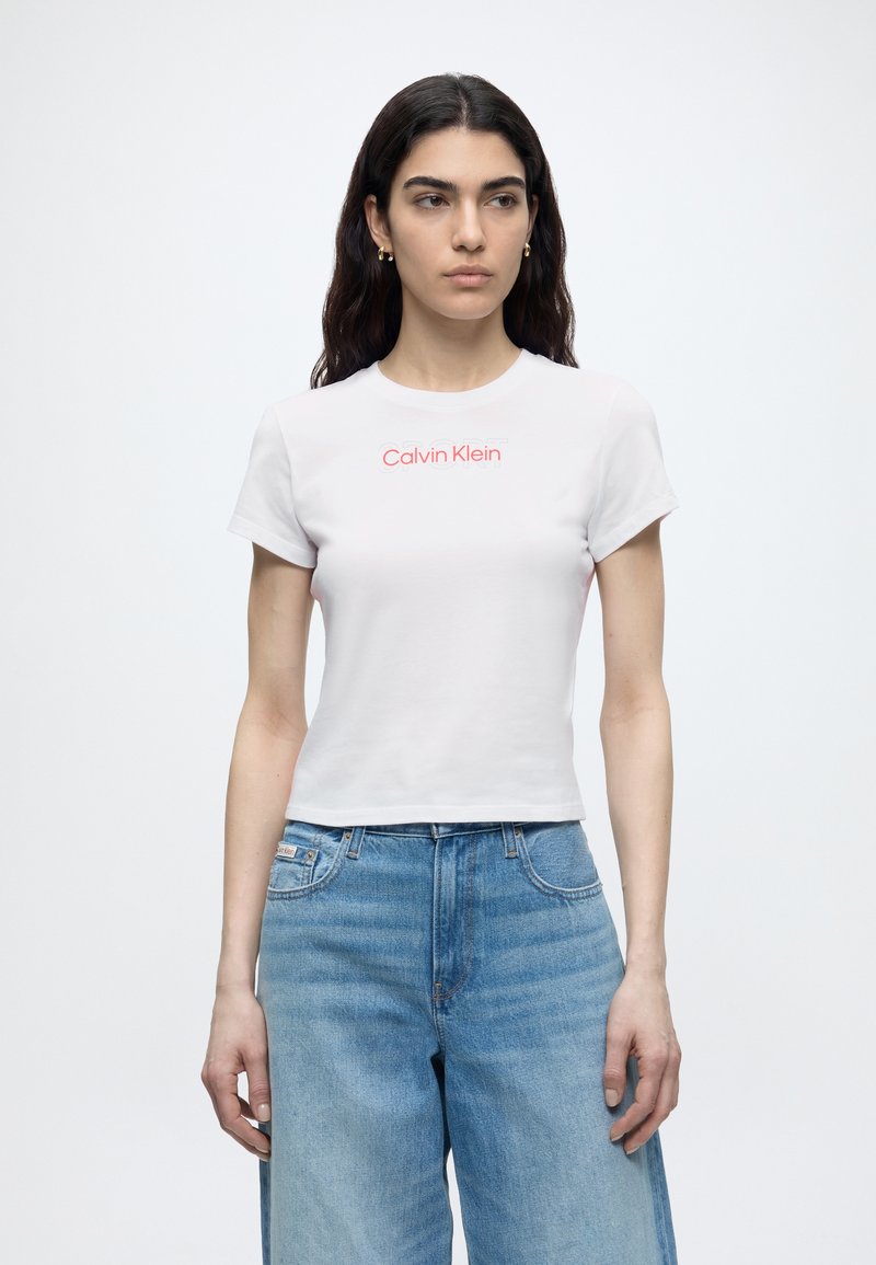Calvin Klein COMMUTER BABY TEE - Triko s potiskem - classic white