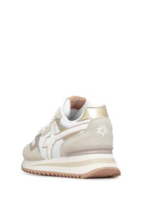 Sneaker con tomaia in suede beige e bianca, dettagli in oro metallico, suola rialzata e linguetta imbottita. Presenta un logo a stella prominente.