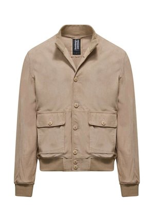 Giacca color khaki con colletto, chiusura frontale a bottoni e due grandi tasche sul petto. Presenta una texture liscia e polsini a coste sulle maniche.