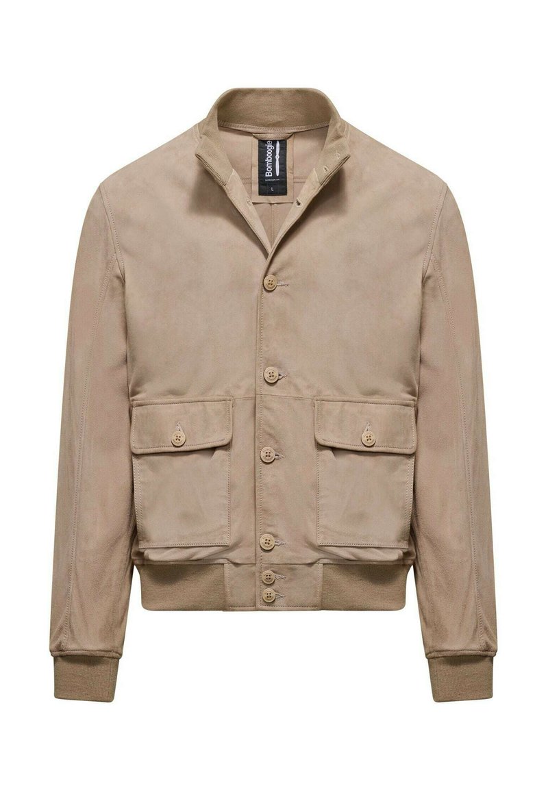 Giacca color khaki con colletto, chiusura frontale a bottoni e due grandi tasche sul petto. Presenta una texture liscia e polsini a coste sulle maniche.