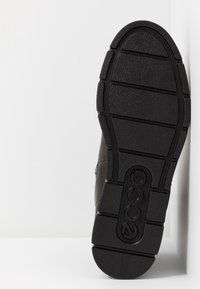 Semelle en caoutchouc noir avec rainures texturées et logo ECCO. La tige de la chaussure est en cuir gris foncé avec des d étails de couture et une finition lisse.