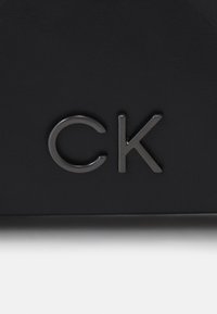 Calvin Klein RE-LOCK QUILT WRISTELET CLUTCH - Pochette - black