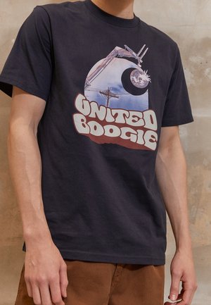 Granatowa bawełniana koszulka z grafiką zawierającą tekst "UNITE BOOGIE", w tym stylizowany księżyc i abstrakcyjne kształty.