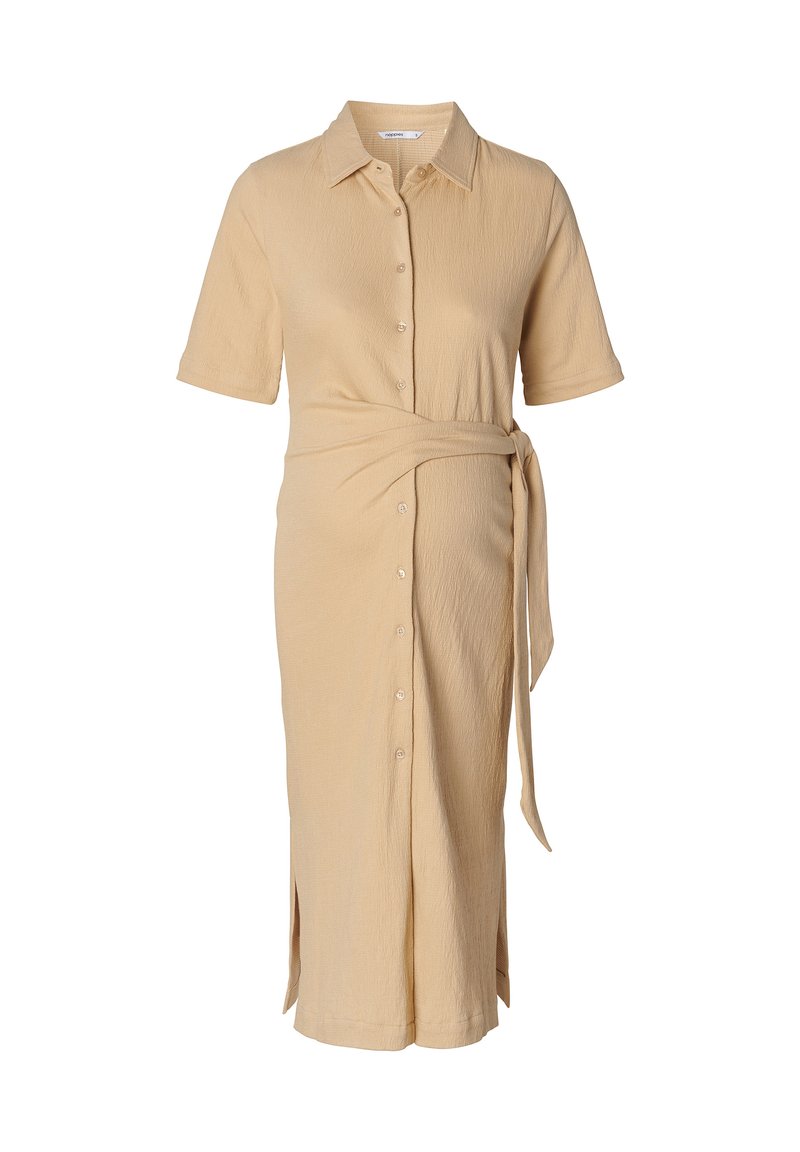 Beżowa sukienka z guzikami, krótki rękaw, strukturalna tkanina, pasek w talii i rozcięcia po bokach dla swobody ruchów.