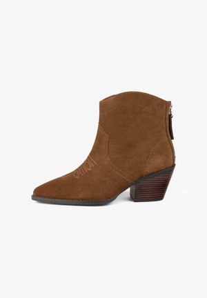 Brune ruskindsankelstøvle med spids tå, broderede detaljer og en stablet hæl. Lynlås på siden for nem påklædning. Teksturen virker blød.