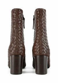 Stivali ankle in pelle marrone con texture intrecciata, cerniere laterali e tacco a blocco. I tacchi sono di un marrone scuro con un motivo a strisce.