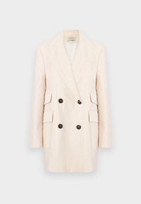 Blazer crema cruzado con solapas anchas, dos bolsillos frontales y botones negros. Presenta una tela texturizada con rayas verticales.