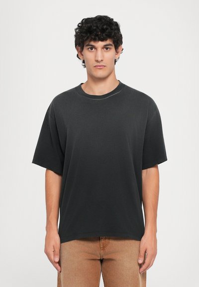 Schwarz kurzärmeliges T-Shirt mit Rundhalsausschnitt, aus weichem Material, mit lockerer Passform und ohne sichtbare Muster oder Verzierungen.
