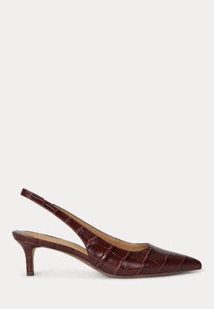 Décolleté in vernice bordeaux con punta affusolata e texture coccodrillo, dotate di tacco sottile e fianchi con apertura.