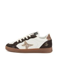 Sneakers con un corpo in pelle bianca, lati in rilievo marrone, un logo a stella glitterato oro e un tallone con stampa leopardata marrone.