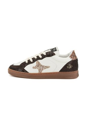 Sneakers con un corpo in pelle bianca, lati in rilievo marrone, un logo a stella glitterato oro e un tallone con stampa leopardata marrone.