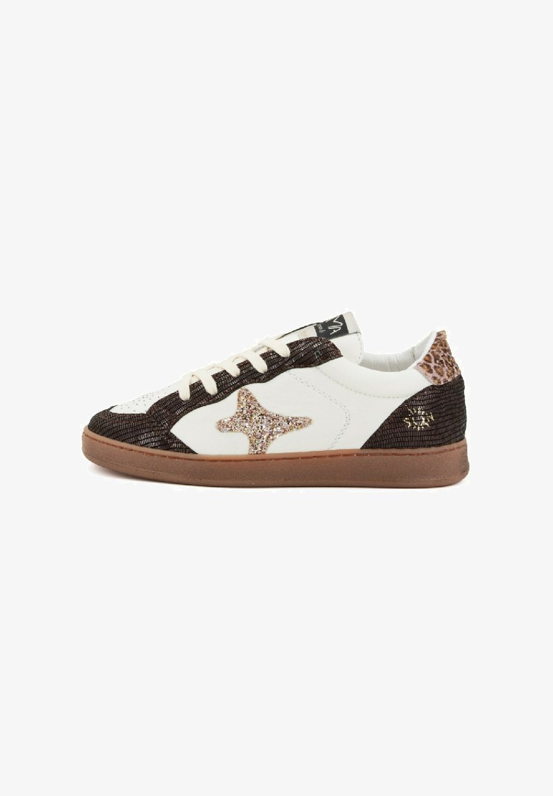 Sneakers con un corpo in pelle bianca, lati in rilievo marrone, un logo a stella glitterato oro e un tallone con stampa leopardata marrone.