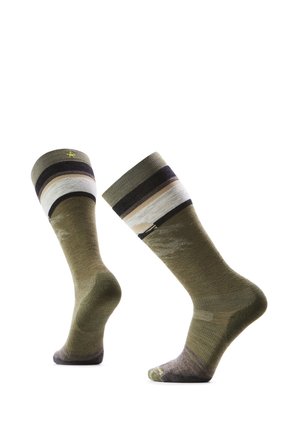 Par de calcetines hasta la rodilla en verde oliva y marrón con rayas beige, blancas y negras cerca de la parte superior, mostrados sobre formas de pie inclinadas.