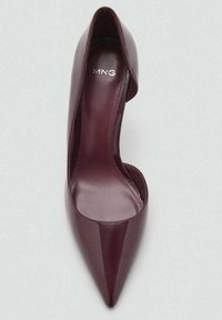 Bordowy szpilka z ostrym noskiem, odkrytymi bokami i gładkim skórzanym wykończeniem. Logo widoczne wewnątrz buta.