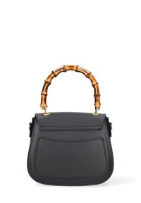 Zwarte leren handtas met een gestructureerde vorm, bamboe handvat, gouden hardware accenten en een voorvak. Soepele textuur en minimalistisch ontwerp.