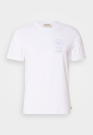 Hvit bomull t-skjorte med kort ermer og rund hals. Har et lyseblått grafisk trykk av en strandscene på venstre bryst.