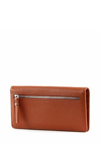 Portefeuille en cuir de couleur marron chaud, présentant une surface texturée, un compartiment zippé et un design rectangulaire plat.