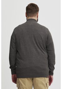 Suéter de lana gris con cuello alto, puños y dobladillo acanalados. Textura suave con un leve brillo, ajustado al cuerpo, mostrando la vista trasera.