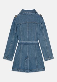 Jeans jakna u svijetloplavi boji, s ovratnikom, dugim rukavima i pojasom u struku. Straga se nalaze šavovi i dizajn do koljena.