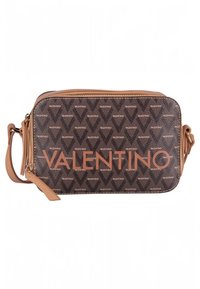 Brun mönstrad axelremsväska med en logotyp i geometrisk design, dragkedjestängning och en axelrem av konstläder. Detaljerad söm syns.