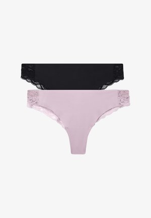 Due coppie di mutandine da donna: una nera con rifiniture in pizzo, una lavanda con dettagli in pizzo. Entrambe presentano un tessuto morbido e elasticizzato e un design a vita bassa.
