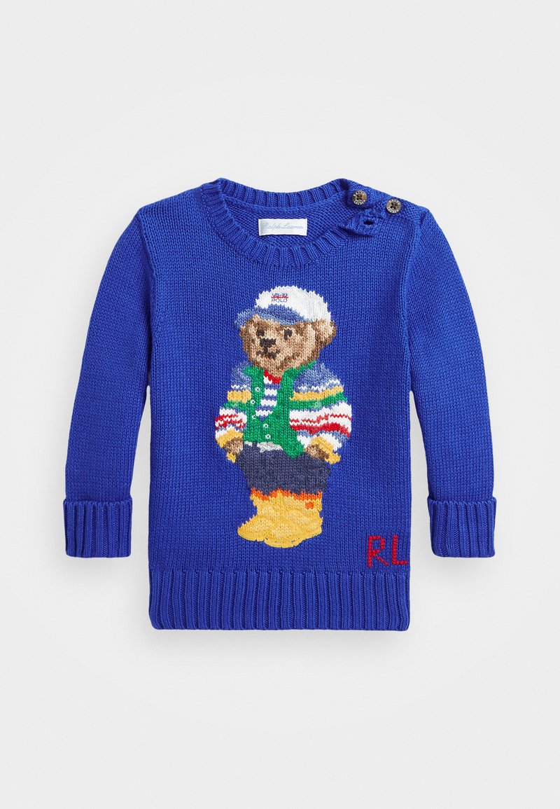Jersey de punto azul con un oso que lleva ropa colorida y un sombrero. Incluye detalles de botones en el hombro y bordado en rojo de "RL".