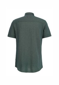 Camisa de manga corta en verde oscuro, hecha de tejido texturizado. Cuenta con un cuello, tapeta de botones y un dobladillo redondeado en la parte posterior.