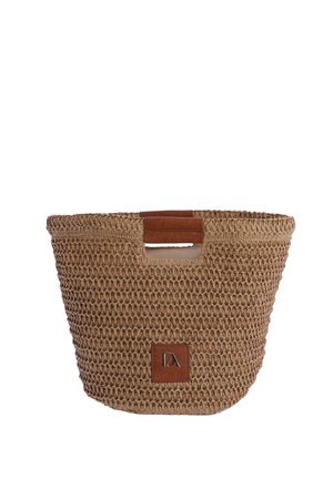 Bolso tote de paja tejida color marrón con asas rectangulares recortadas y parche de cuero marrón con iniciales en relieve "DA" en el frente.