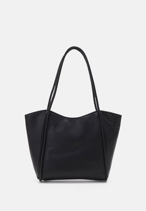 Bolso tote de cuero negro con una forma estructurada, correas dobles largas y una textura suave. Cuenta con un borde superior curvo distintivo.