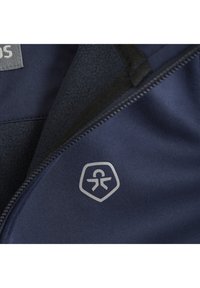 Marineblaue Jacke mit einem weichen Fleece-Innenfutter, ausgestattet mit einem grauen Logo auf der Brust und einem glatten Reißverschluss auf der Vorderseite.