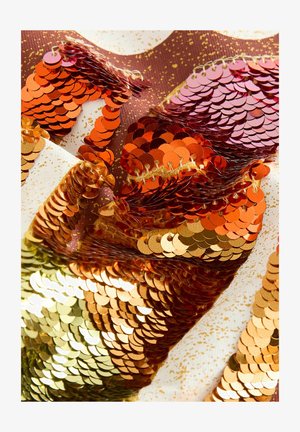 Tessuto in paillettes con paillettes circolari in tonalità di arancione, oro e rosa. Superficie testurizzata con paillettes lucide cucite su uno sfondo bianco.