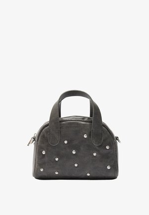 Szara torebka z sztucznej skóry z dekoracyjnymi srebrnymi ćwiekami w kształcie kwiatów, o zaokrąglonym kształcie, z podwójnymi uchwytami i zamknięciem na zamek. Gładka tekstura, kompaktowy design.