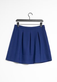 Blå veckad kjol med en slät yta, med en strukturerad midja och en utställd fåll. Hänger från en svart plastgalge.