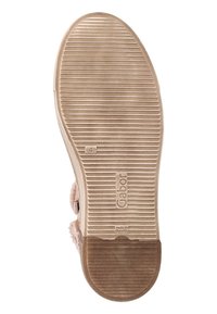 Sohle eines beigen Gabor-Schuhs mit horizontalen Rillen, Größe 4, und dem Text "Hergestellt in der Slowakei" im Fersenbereich.