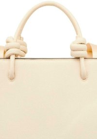Borsa beige con manici annodati, superficie testurizzata e finitura liscia. Presenta un design minimalista e dettagli di cucitura sottili.